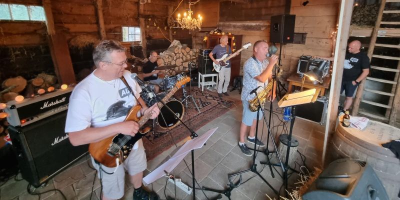 De band AU in Zuid Beijerland zoekt bassist