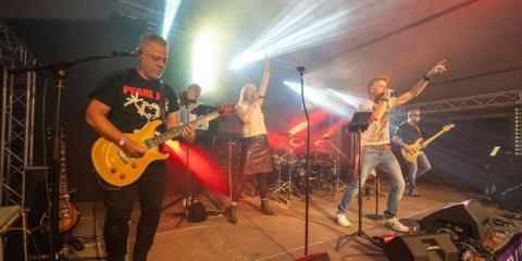 Bas-gitarist gezocht