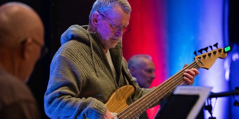 Zangeres Die Inspireert en Stralend Voorop Gaat