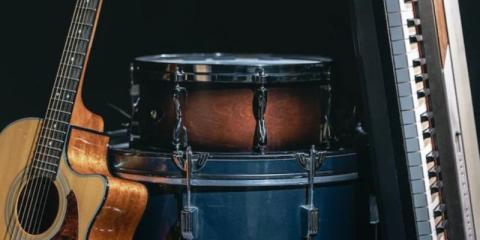 Feestband in oprichting zoekt keyboardspeler, drummer en bassist