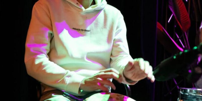 Percussionist zoekt band.