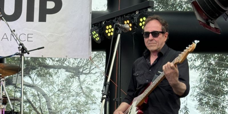 Bassist zoekt aansluiting bij band