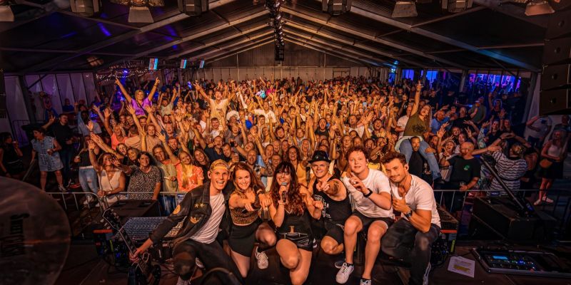 Gezocht: ervaren zangeres voor professionele coverband