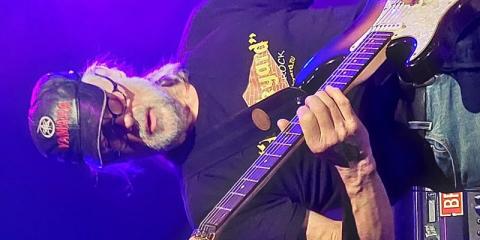 Gitarist, 68 jaar, CLASSIC ROCK/BLUESROCK zoekt band of medemuzikanten.