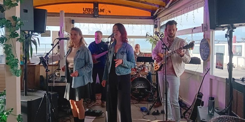 The Coast zoek zanger(es)