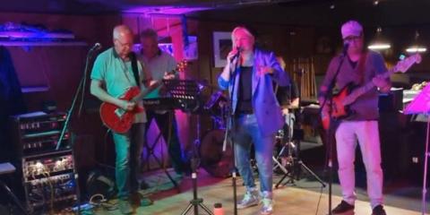 Coverband zoekt zangeres