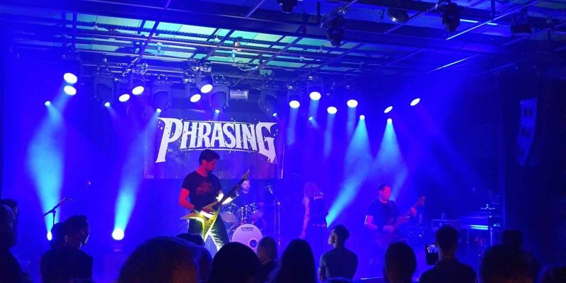 Phrasing zoekt een zanger / zangeres