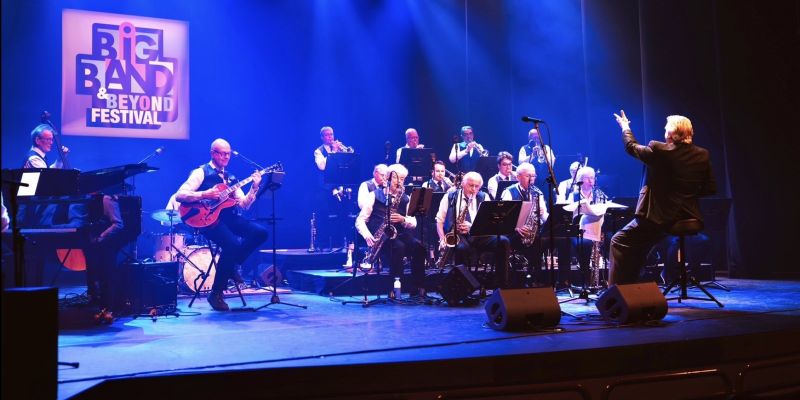 Swingende Contrabassist gezocht