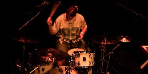 Pop gitarist/bassist gezocht!