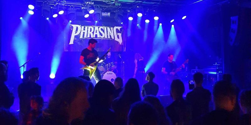 Phrasing zoekt een zanger / zangeres