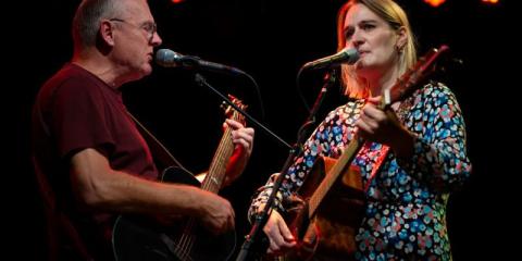 Wie komt ons folkduo muzikaal versterken?