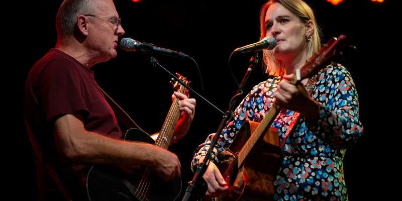 Wie komt ons folkduo muzikaal versterken?
