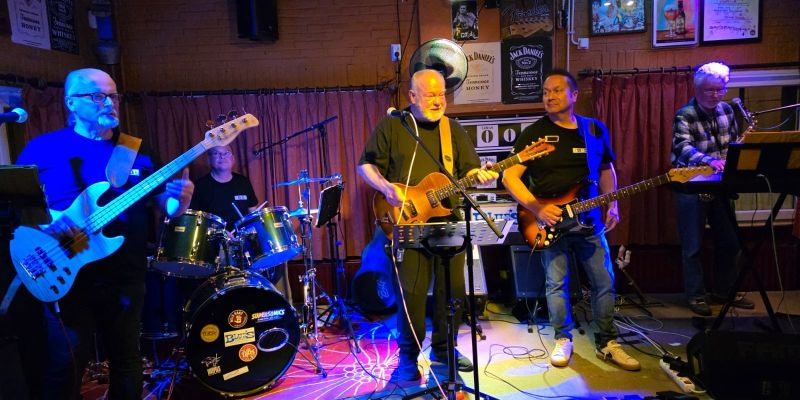 Gezocht gitarist(e) en Toetsenist(e)