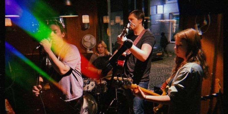 2e gitarist + zanger gezocht Straitjacket