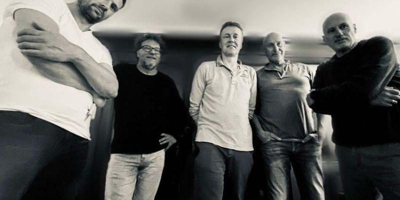 Wie komt ons versterken op de bas?