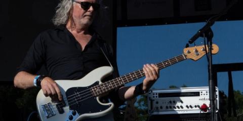 Bassist met internationale ervaring zoekt band.