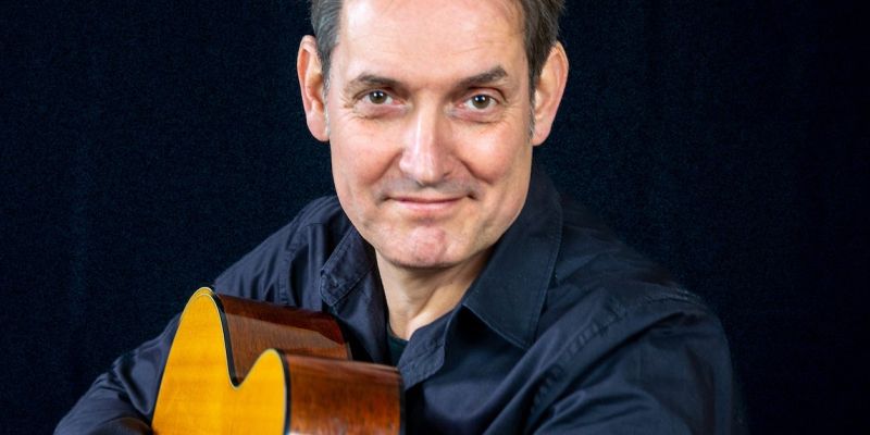 Zanger/gitarist zoekt muzikanten voor Nederpopband