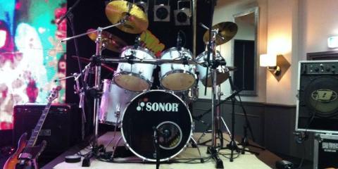 Drummer zoekt een party/feestband