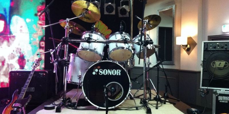 Drummer zoekt een party/feestband