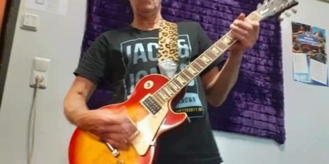 Zanger/gitarist zoekt bassist en drummer voor een rockband