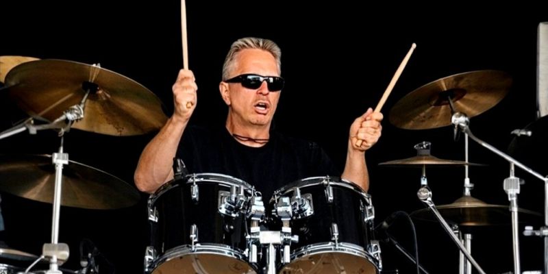 Drummer zoekt band