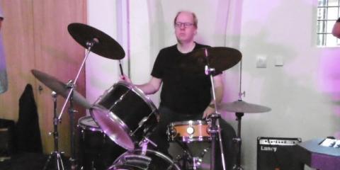 Percussionist/ drummer zoekt semi akoestische gitarist/ zanger