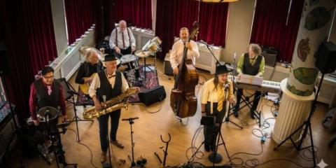 De Sugar Daddies zoeken een zangeres die voor een half jaar onze zangeres kan vervangen.