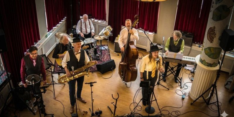 De Sugar Daddies zoeken een zangeres die voor een half jaar onze zangeres kan vervangen.