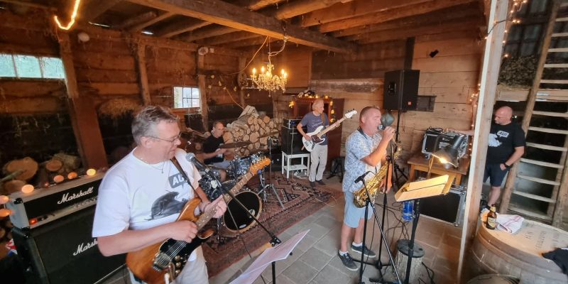De band AU in Zuid Beijerland zoekt bassist
