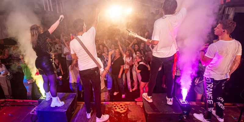 Gezocht: Bassist voor feest-coverband The Bandits! 🎸🍻