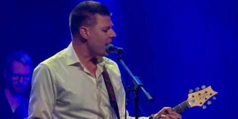 ERVAREN ZANGER • FRONTMAN • GITARIST BESCHIKBAAR Beschikbaar voor bands, projecten, invalklussen en betaalde optredens in Noordoost-Nederland.