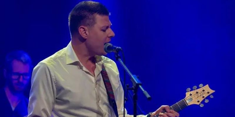 ERVAREN ZANGER • FRONTMAN • GITARIST BESCHIKBAAR Beschikbaar voor bands, projecten, invalklussen en betaalde optredens in Noordoost-Nederland.