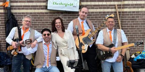 Laidback coverband Chesterfield zoekt zingende gitarist.
