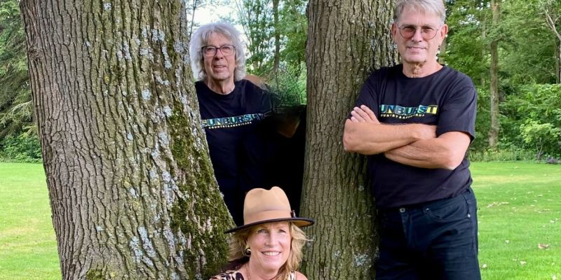 Bassist met goede stem gezocht!!!
