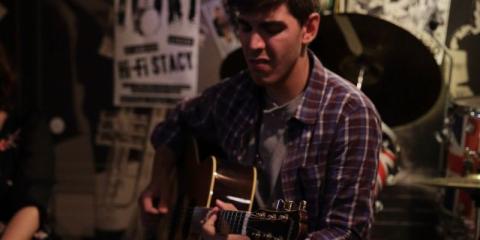 Guitar/bass player is looking for a band