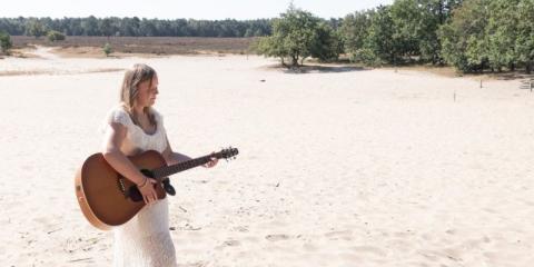(Country) zangeres zoekt gitarist en evt meer muzikanten