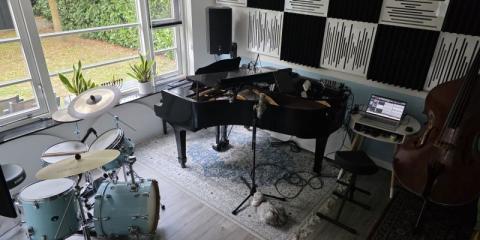 Gezocht: Jazzpianist(e) en Drummer (m/v) voor modern jazztrio